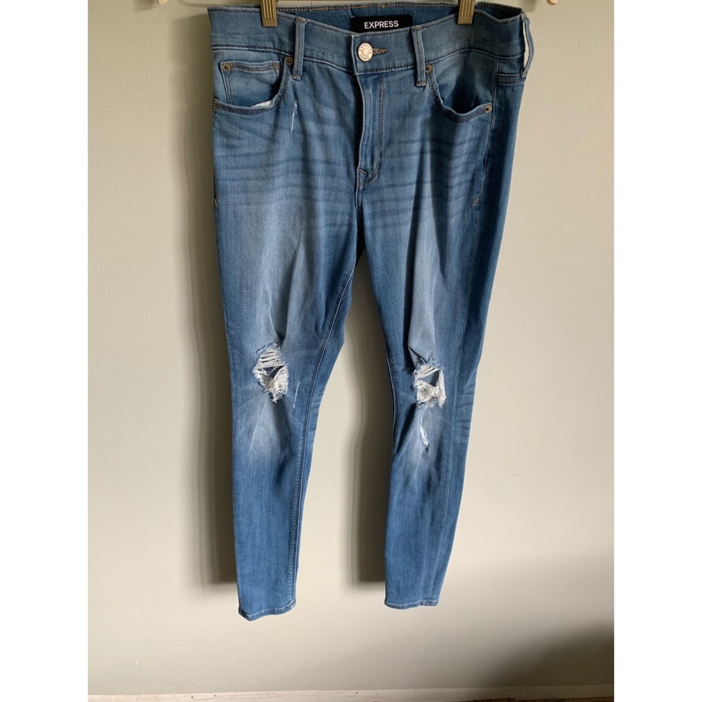 Distressed skinny jeans